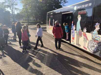 Bei einem Bremstest merkten die Kinder, warum es wichtig ist, sich im Bus richtig hinzusetzen. Vor dem Aussteigen gilt es, auf den Verkehr zu achten.