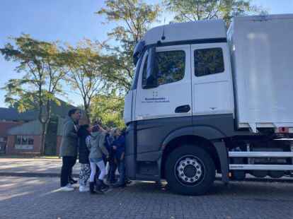 Vertreter der Bundeswehr in Delmenhorst zeigten den Kindern, wie sie vor einem Lkw die Stra&szlig;e queren &ndash; und wie nicht, etwa direkt vor dem K&uuml;hlergrill, wo sie der Fahrer nicht sehen kann.