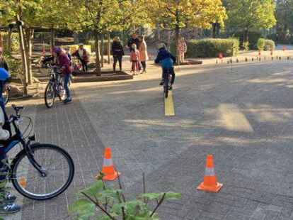 Beim Mobilit&auml;tstag an der Grundschule Bookholzberg lernten die Kinder unter anderem entlang eines Parcours, sich sicher mit dem Fahrrad zu bewegen.