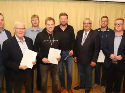 Die geehrten Mitglieder des CDU-Gemeindeverbandes Bar&szlig;el mit G&auml;sten (von links): Claas Wallschlag, Johannes Geesen, Andreas Kurre, Torben Haak, Lars Raters, Karl-Heinz Bley, Jan Block, Lukas Reinken und Hans Eveslage.