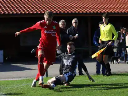 Carsten Weyers (links) hatte Pewsum in F&uuml;hrung gebracht. Doch Bunde drehte die Partie.