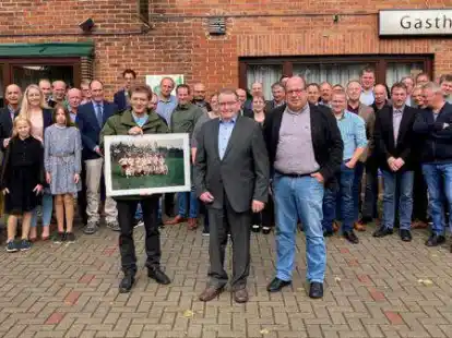 Karl-Heinz Strudthoff (Mitte) feierte den 80. Geburtstag mit seiner Familie (links im Bild) und seinen ehemaligen Auszubildenden. Jan-Dieter Aschenbeck (vorne rechts) war der &Auml;lteste, Adrian Vorsteen (vorne links) der J&uuml;ngste der anwesenden Ehemaligen.