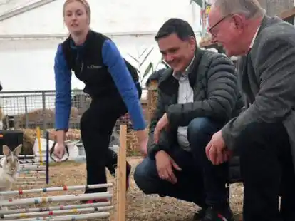 Kimberly Christians zeigte B&uuml;rgermeister J&ouml;rg Skatulla und Vorsitzendem Heinz-Gerd Evers die Sprungkraft der Kaninchen.