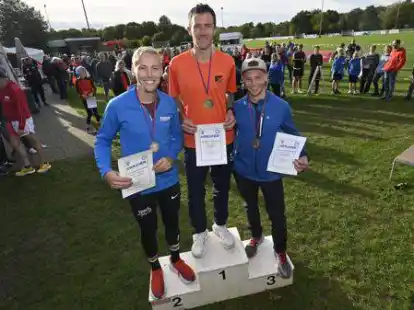 Die drei schnellsten &uuml;ber 10 Kilometer: Daniel Johanning (Mitte/BV Garrel), Matthias Sch&uuml;tte (Varel/links) und Mathias Kasselmann (rechts/LT Rastede)