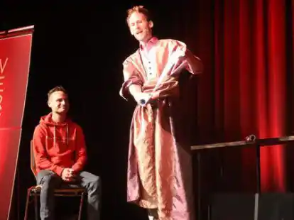 Auch Bastian Rohde lie&szlig; sich auf der Jahnhallen-B&uuml;hne von Yann Yuro verzaubern.