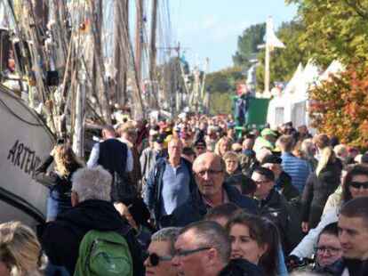 Sonntag auf dem Kajenmarkt am Bontekai in Wilhelmshaven. Sehen und gesehen werden war die Devise.