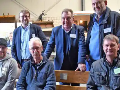 Zum 100-j&auml;hrigen Bestehen der Hunte-Wasseracht wurde in Huntlosen gefeiert. Auch eine Bank als Geschenk wurde &uuml;berreicht von (vorne, von links): Tim Kortana (Sportfischer-Verein Huntlosen), Klaus Schl&uuml;ter (Fischereiverein Wardenburg) und  Ralf Siemer (Fischereiverein Wildeshausen). Henning Meyer (stehend, von links) Hans-Dieter Buschan und Werner W&uuml;rdemann (alle Hunte-Wasseracht) freuten sich.