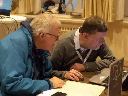 Blick ins digitale Archiv: Bei der Genealogie-B&ouml;rse in Wildeshausen halfen intensive Gespr&auml;che bei der Ahnenforschung.