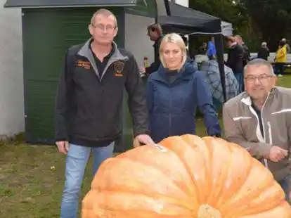 Wolfgang Willmann aus Melle (rechts) holte sich den Titel als Niedersachsenmeister vor Claudia Renken und Joachim Tapken (beide aus B&ouml;sel).