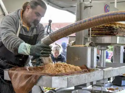 Oliver Schmale reiste mit seiner mobilen Saftpresse aus Oldenburg an.