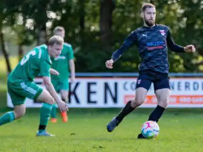 Der SV H&ouml;ltinghausen (in Gr&uuml;n) hatte gegen den SV Harkebr&uuml;gge das Nachsehen.