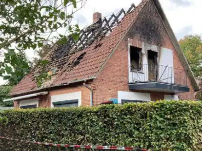 Das Haus am Riedenweg in Ganderkesee brannte am vergangenen Mittwoch komplett aus. Noch ist offen, wo die Familie l&auml;ngerfristig unterkommt.
