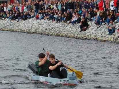 Das Papierboot N.V.L. Defence mit der Besatzung Daniel Welz und Jonas Dippel ging als Siegerteam aus der 11. Papierboot-Regatta hervor.