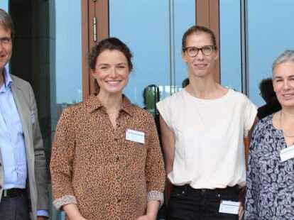 Stellten anl&auml;sslich des K&uuml;stenseminars ein innovatives Personalkonzept vor (v.l.n.r.): Chefarzt Dr. Christoph Reiche mit Dr. Anna Jacob, Dr. Simone Kl&uuml;ber und Setareh Huschi.