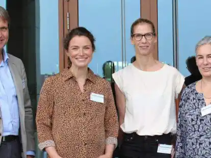 Stellten anl&auml;sslich des K&uuml;stenseminars ein innovatives Personalkonzept vor (v.l.n.r.): Chefarzt Dr. Christoph Reiche mit Dr. Anna Jacob, Dr. Simone Kl&uuml;ber und Setareh Huschi.