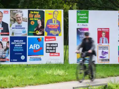 Stellw&auml;nde mit Wahlplakaten geh&ouml;ren vor der Landtagswahl am 9. Oktober zum Landschaftsbild.