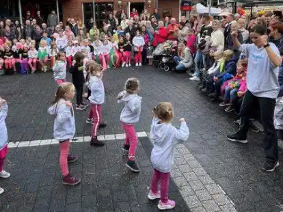 Viel Applaus gab es f&uuml;r die Darbietung der Kinder, die mit Vania Haase (Tanzschule Bokelmann) eine fr&ouml;hliche Auff&uuml;hrung einstudiert hatten.