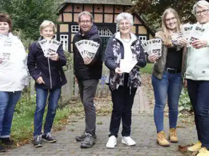 Pr&auml;sentieren den neuen Flyer f&uuml;r G&auml;stef&uuml;hrungen in D&ouml;tlingen (von links): Antje Stuhr, Gertrud Nordbrock, Ralf Holtz, Ingrid Kuhlmann, Lea M&ouml;ller (Gemeinde D&ouml;tlingen) und Marianne Mennen.
