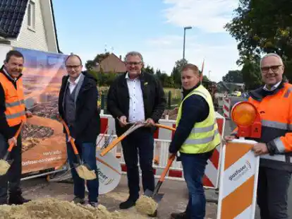 Startschuss: Die Arbeiten f&uuml;r den dritten und vierten Bauabschnitt zur Glasfaserkabellegung wurde vorgenommen durch (v.l.) Arnold Diekmann (Gesch&auml;ftsf&uuml;hrer Glasfaser Nordwest), B&uuml;rgermeister Thomas H&ouml;ffmann, Gerd Niemann (Kommunalbetreuer EWE-Netz), Bauleiter Paul K&ouml;hler (EWE-Netz) und Carsten H&ouml;finghoff (Glasfaser Nordwest).