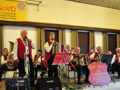 So sah es vor drei Jahren aus, als die Gie&szlig;elhorster D&ouml;rpskapell vor rund 300 G&auml;sten beim SoVD-Ortsverein Schwei in der Markthalle Stimmung machte.