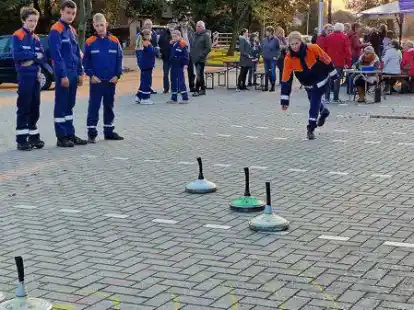 Eisstockschie&szlig;en macht auch bei Temperaturen &uuml;ber dem Gefrierpunkt Spa&szlig;, wie sich am Wochenende in Schwei zeigte.