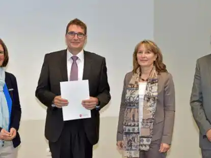 Neuer Chef: Der stellvertretende Schulleiter Johannes Robke (von rechts), Nicola Meyer-St&uuml;rze vom Regionalen Landesamt f&uuml;r Schule und Bildung und Regine Miotk (links), Leiterin des Schul- und Kulturamts des Landkreises Ammerland, empfingen Dr. Ole Westerhoff und &uuml;berreichten die Ernennungsurkunde.