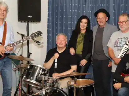 Die Gruppe &bdquo;Zebu and the Gnus&ldquo; m&ouml;chte die Besucher wieder mit ihrer Musik erfreuen (v.l.): Peter Janssen, Heiner Schepers, Anja Meiert, Klaus-Dieter Hildebrandt, Thomas Hanisch und Wolfgang Hitschler.