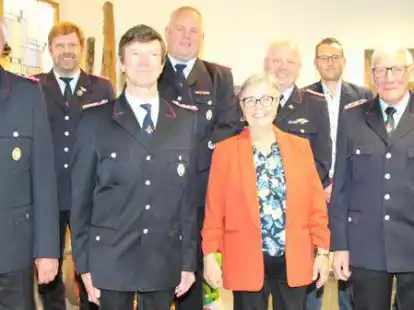 In einer Feier wurden die drei Kameraden (vorne, v.l.) Willi Eilermann, Hans Pohlgeers und Josef Rolfes (mit Ehefrau) geehrt. Ortsbrandmeister Stefan Bruns (hinten, v.l.), Stadtbrandmeister Andreas Witting, stellvertretender Kreisbrandmeister Franz-Josef Nording, Fachbereichsleiter Henning Kamps und stellvertretender B&uuml;rgermeister Stefan Fuhler gratulierten.