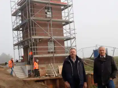 Schauten sich die Bauarbeiten vor Ort an: der Gesch&auml;ftsf&uuml;hrer der Friesoyther Wasseracht Martin Windhaus (von links) und Verbandsvorsteher Norbert Schulte.