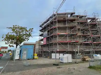 An der Hauptstra&szlig;e Sande entsteht am Schoosterpadd auf der Fl&auml;che des fr&uuml;heren Schuhhauses Gerdes nun ein mehrst&ouml;ckiger Neubau mit 14 Eigentumswohnungen.