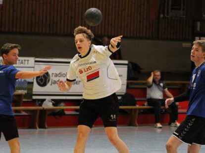 Zu vielen freien W&uuml;rfen kamen die B-Jungen der JHSG Varel um Rune Suhren (mit Ball) im einseitigen Heimspiel.