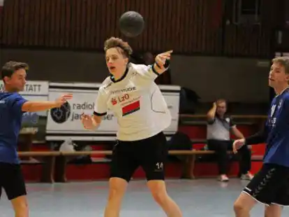 Zu vielen freien W&uuml;rfen kamen die B-Jungen der JHSG Varel um Rune Suhren (mit Ball) im einseitigen Heimspiel.