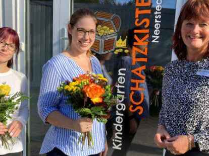 Vor der Kita Schatzkiste in Neerstedt: (von links) Alia Knobloch, Melanie Morscheck und Antje Oltmanns