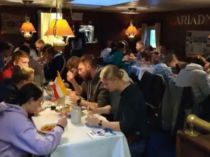 Gut 50 Studierende nahmen an der traditionellen Erstsemesterbegr&uuml;&szlig;ung des Schifffahrtsforums teil. Sie fand in diesem Jahr auf der Lissi statt.