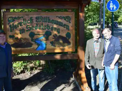 Freuen sich &uuml;ber die restaurierten Willkommens-Schilder in Sedelsberg (von links): Johannes L&uuml;chtenborg, Hans Deeken und Wilfried Jan&szlig;en.