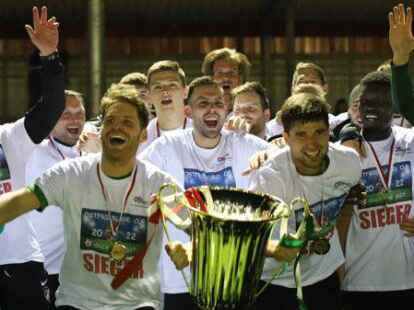 Firrel holt sich mit einem 3:2-Sieg den Ostfriesland-Cup-Pokal: Manuel Suda (in der Mitte hinter dem Pott) schoss nicht nur ein Traumtor, sondern war zweimal erfolgreich.