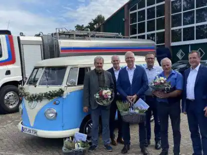 Vor dem &bdquo;Ammerl&auml;nder Milchmuhbil&ldquo; (von links): Heino Frels (schied aus Altersgr&uuml;nden aus dem Aufsichtsrat aus), Habbe Hinrichs (stellvertretender Aufsichtsratsvorsitzender), Herbert Heyen (schied aus Altersgr&uuml;nden aus dem Vorstand aus), Armin Tjards (stellvertretender Gesch&auml;ftsf&uuml;hrer), Hilmar Mittag (schied aus Altersgr&uuml;nden aus dem Aufsichtsrat aus) und Ralf Hinrichs (Gesch&auml;ftsf&uuml;hrer).