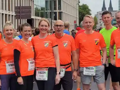 Richtigerweise waren es nur sieben TuS-L&auml;ufer: Doch Thorsten Juilfs vom SC Wiesens (gelbes Trikot) wurde kurzerhand von den Hinteranern &bdquo;adoptiert&ldquo;. Alle acht &ndash; Jens Winterland, Heidrun Spethmann, Kerstin Siedler, Sandra Friede, J&ouml;rg Hiersemann, Keno Friesenborg,  Juilfs und Uwe Bretzler liefen gemeinsam &uuml;ber die Ziellinie.