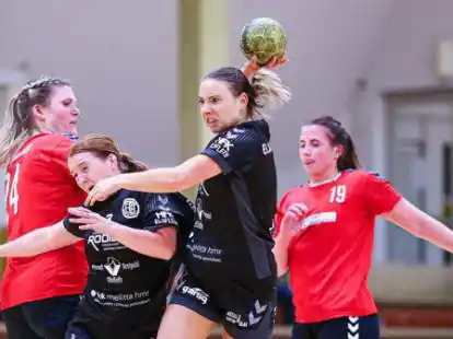 Ohne R&uuml;cksicht auf Verluste: Die Elsflether Handballerinnen (am Ball) zeigten sich im Spitzenspiel wild entschlossen.