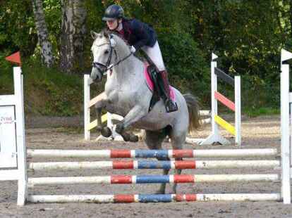 Zweite im E-Stilspringen beim vereinsinternen Turnier des PSV Bockhorn: Isabell Stru&szlig; mit Calica