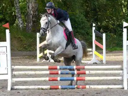 Zweite im E-Stilspringen beim vereinsinternen Turnier des PSV Bockhorn: Isabell Stru&szlig; mit Calica