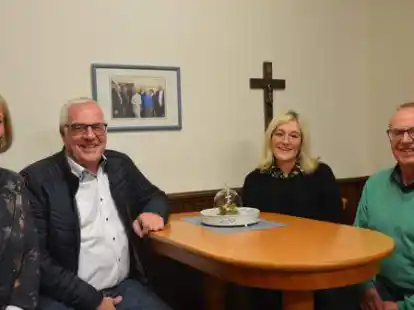 Den Vorstand des Vereins Kontaktstelle und Krisendienst im Landkreis Cloppenburg bilden weiterhin Elisabeth Hemmen (von links), Gerd Niehaus, Dr. Andrea Meinel und Dr. Christian L&uuml;ken. Es fehlt Bernhard Greten.