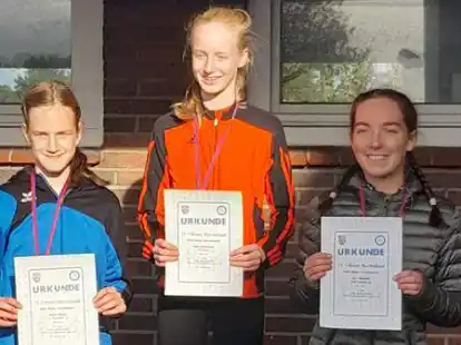 Erfolgreich beim Herbstlauf in Ofen (von links): Gertje Tjalda (TuS Zetel), Imke Herrmann (BV Garrel) und Jule Seybold (DSC Oldenburg)