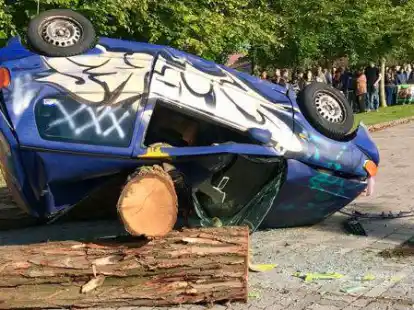 Ein Auto ist jetzt bei den Berufsbildenden Schulen in Cloppenburg im wahrsten Sinne des Wortes vom Himmel gefallen.