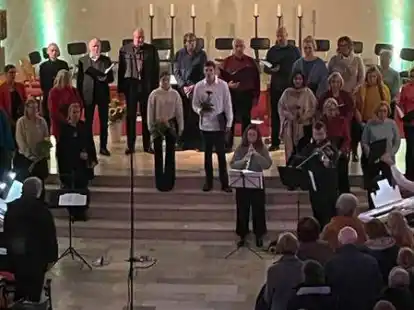 Feierlicher Moment: das gemeinsame Singen der Nationalhymne beim Festkonzert in der Vareler St.-Bonifatius-Kirche am Tag der Deutschen Einheit 2022