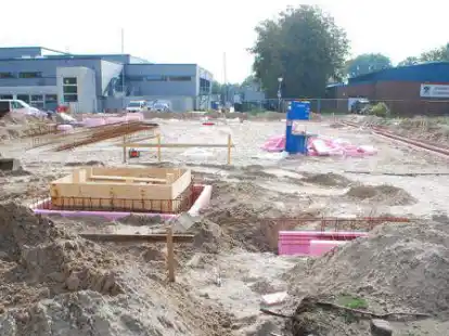 An der Beethovenstra&szlig;e hat vor dem Hallenbad Aqua Fit und der Grundschule die Stadt Schortens mit dem Bau der neuen Kita Jungfernbusch begonnen. Die soll nach Fertigstellung gemeinsam mit der bereits fertigen Krippe den Kita&ndash;Standort an der Weichselstra&szlig;e ersetzen.