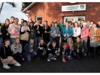 Die erfolgreichen Sch&uuml;tzen des Pokalschie&szlig;ens des Kleinkaliber-Sch&uuml;tzenvereins Bar&szlig;elermoor