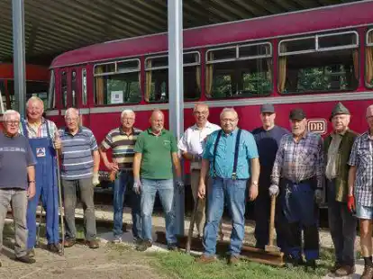 Eingeweiht: Der neue Unterstand f&uuml;r die beiden Anh&auml;nger des Schienenbusses ist fertig.