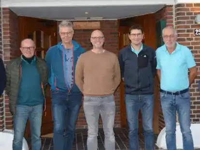 Freuen sich &uuml;ber eine positive Bilanz f&uuml;r das Gesch&auml;ftsjahr 2021 (von links): Frerich Wilken, Aufsichtsratsvorsitzender der B&uuml;rgerenergiegenossenschaft, die Aufsichtsratsmitglieder Wilhelm Stickfort, Gerold Trump, Bernd Rothenburg und Klaus Harms sowie die Vorstandsmitglieder Wilhelm Funk und G&uuml;nter Jan&szlig;en.
