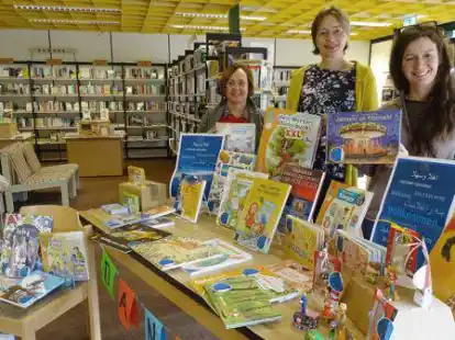 Fachbereichsleiterin  Nicole Westermeyer sowie die B&uuml;cherei-Leiterinnen Cornelia Vink und Anja Janzen (v.l.), hier in der Huder Bibliothek,  freuen sich &uuml;ber die F&ouml;rderung der Willkommensbereiche durch die VGH-Siftung.